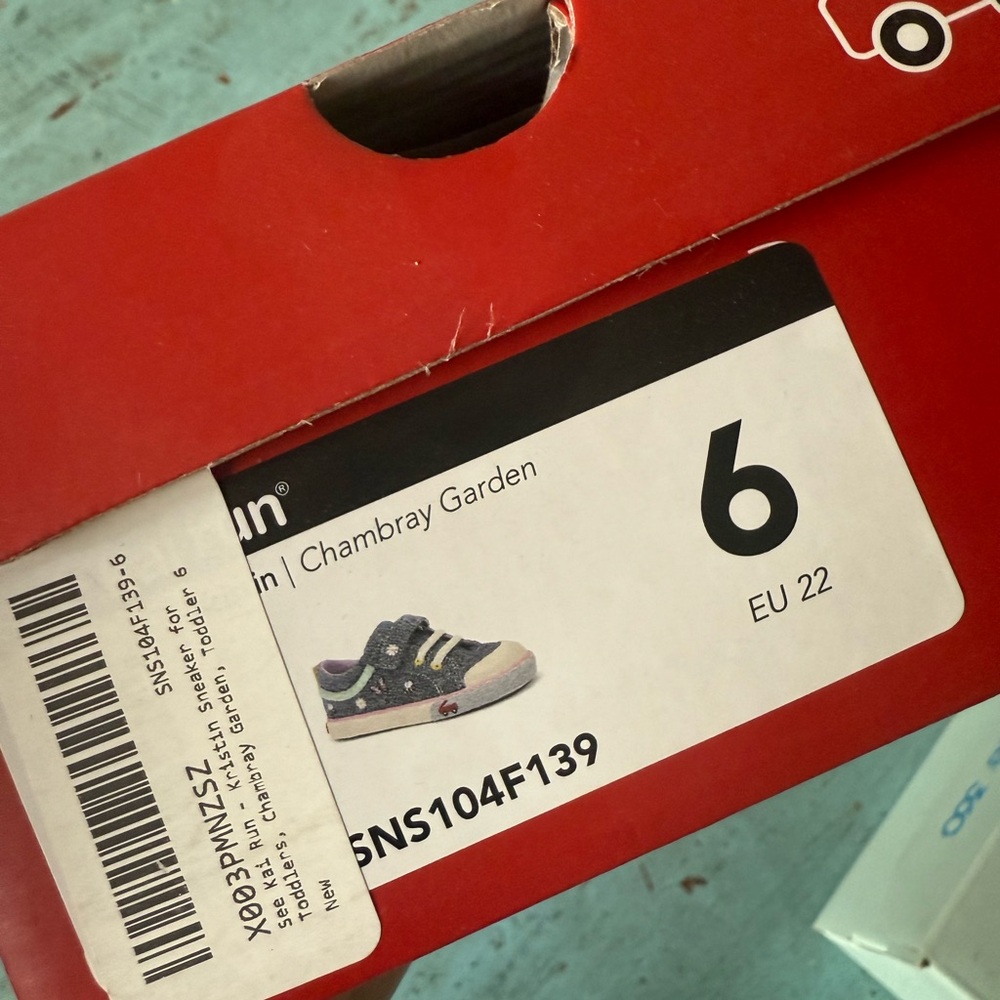 See kai run size 6 chambray sneakers